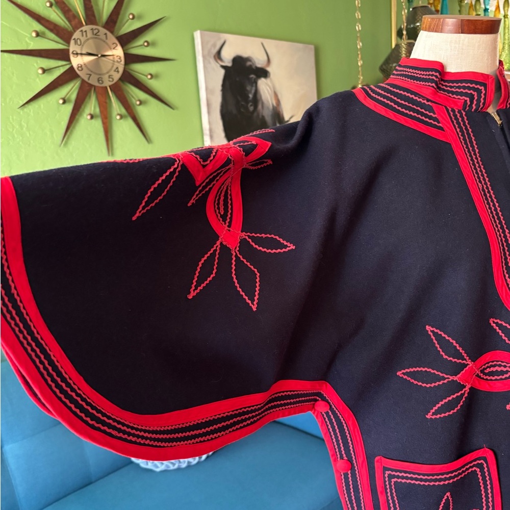 Vintage Cape - Picture 2 of 11